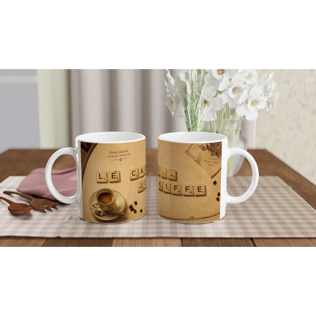 Deux mugs en céramique blanche, motifs lettres rétro et café sur fond sépia.