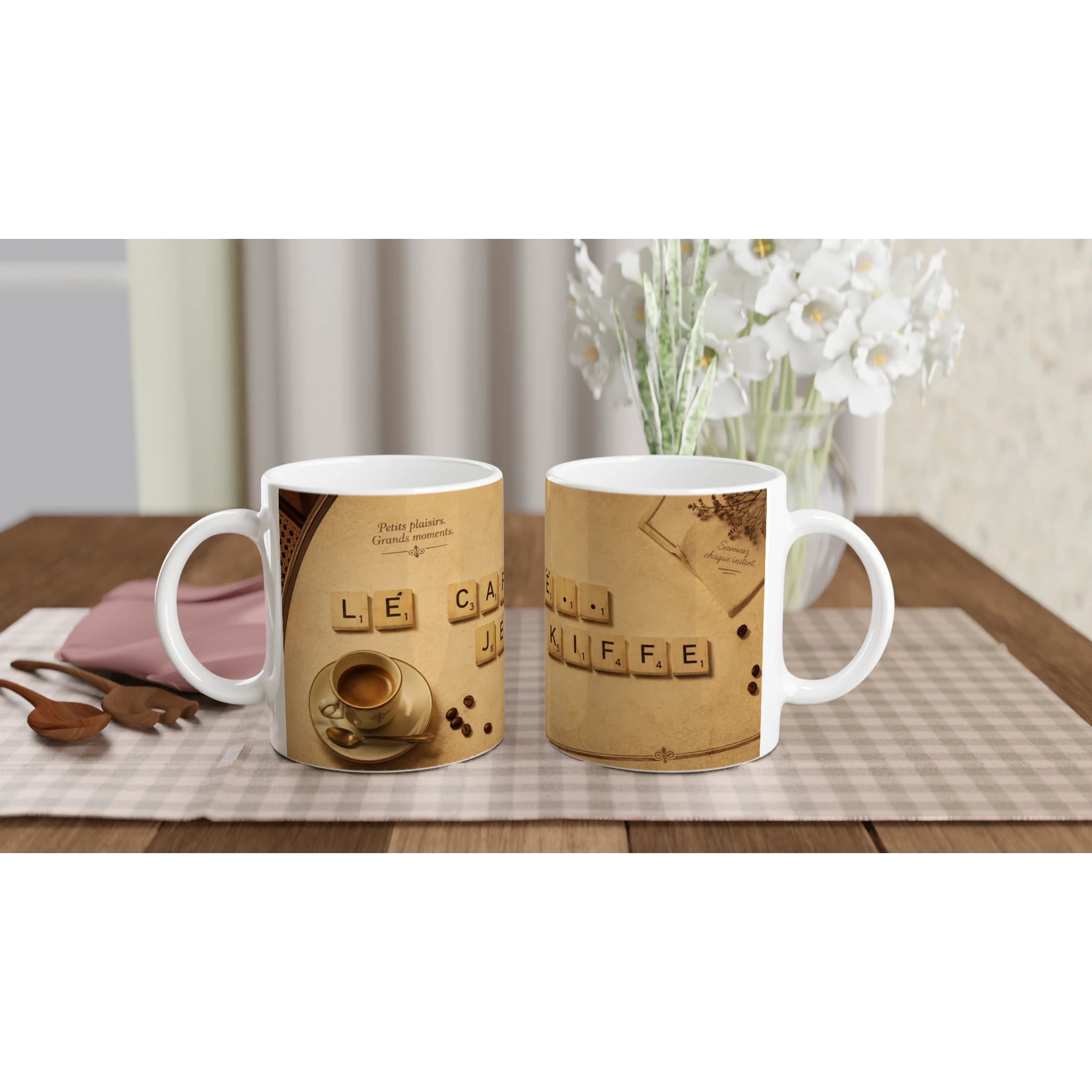 Deux mugs en céramique blanche, motifs lettres rétro et café sur fond sépia.
