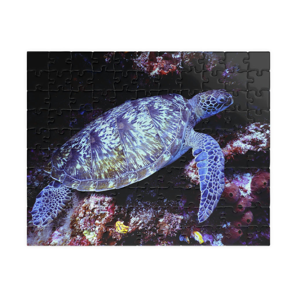 Puzzle tortue marine avec motif récif, tortue bleue et pièces noires assemblées