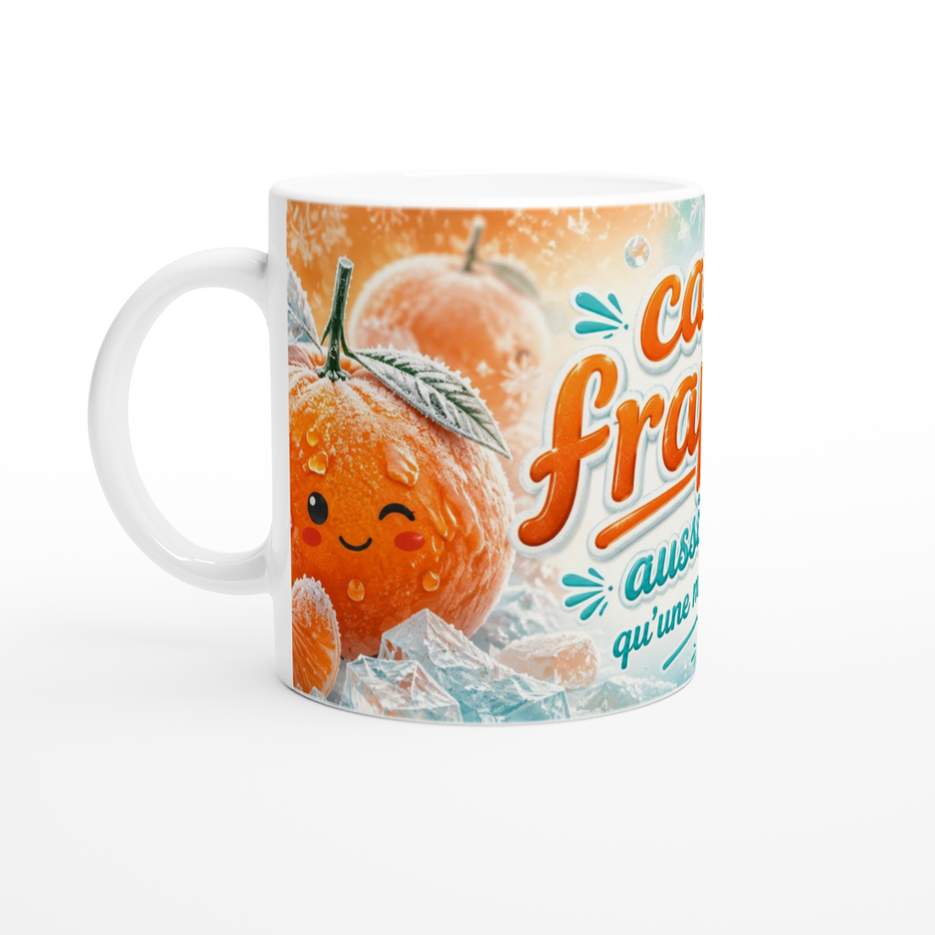 Mug blanc, gros plan sur mandarine souriante orange et feuille verte