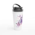 Mug de voyage blanc, couvercle noir et poignée, papillons violets sur le devant.