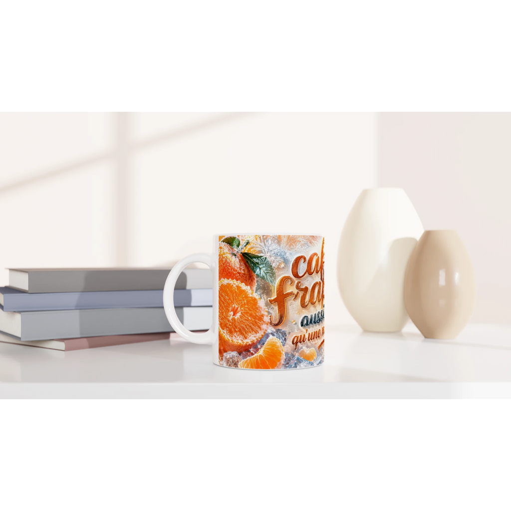 Tasse à café blanche décor orange mandarine, texte “café frappé” sur fond clair.