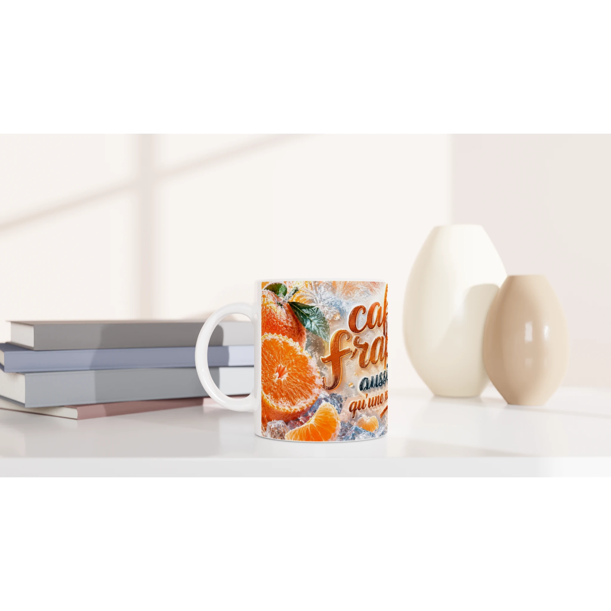 Tasse à café blanche décor orange mandarine, texte “café frappé” sur fond clair.