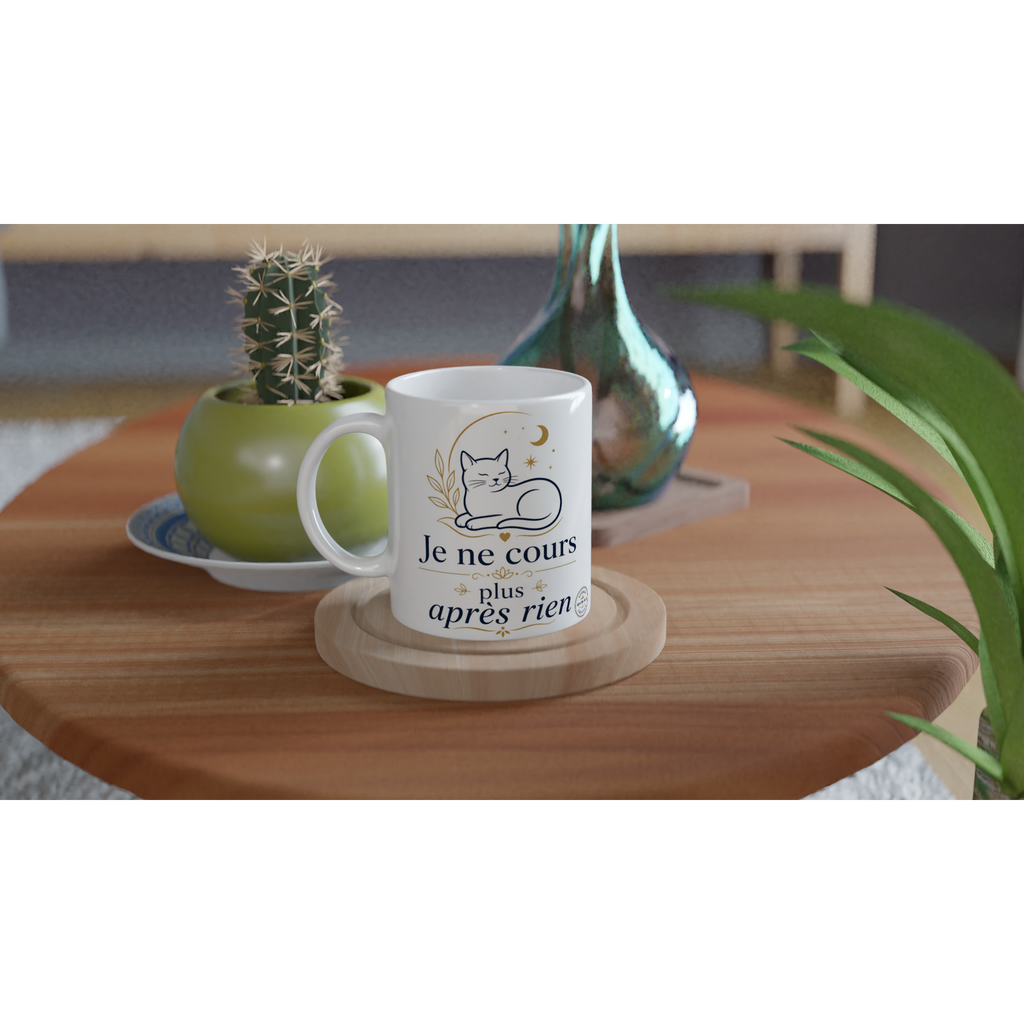 Tasse en céramique blanche avec motif chat doré et inscription « Je ne cours plus après rien »