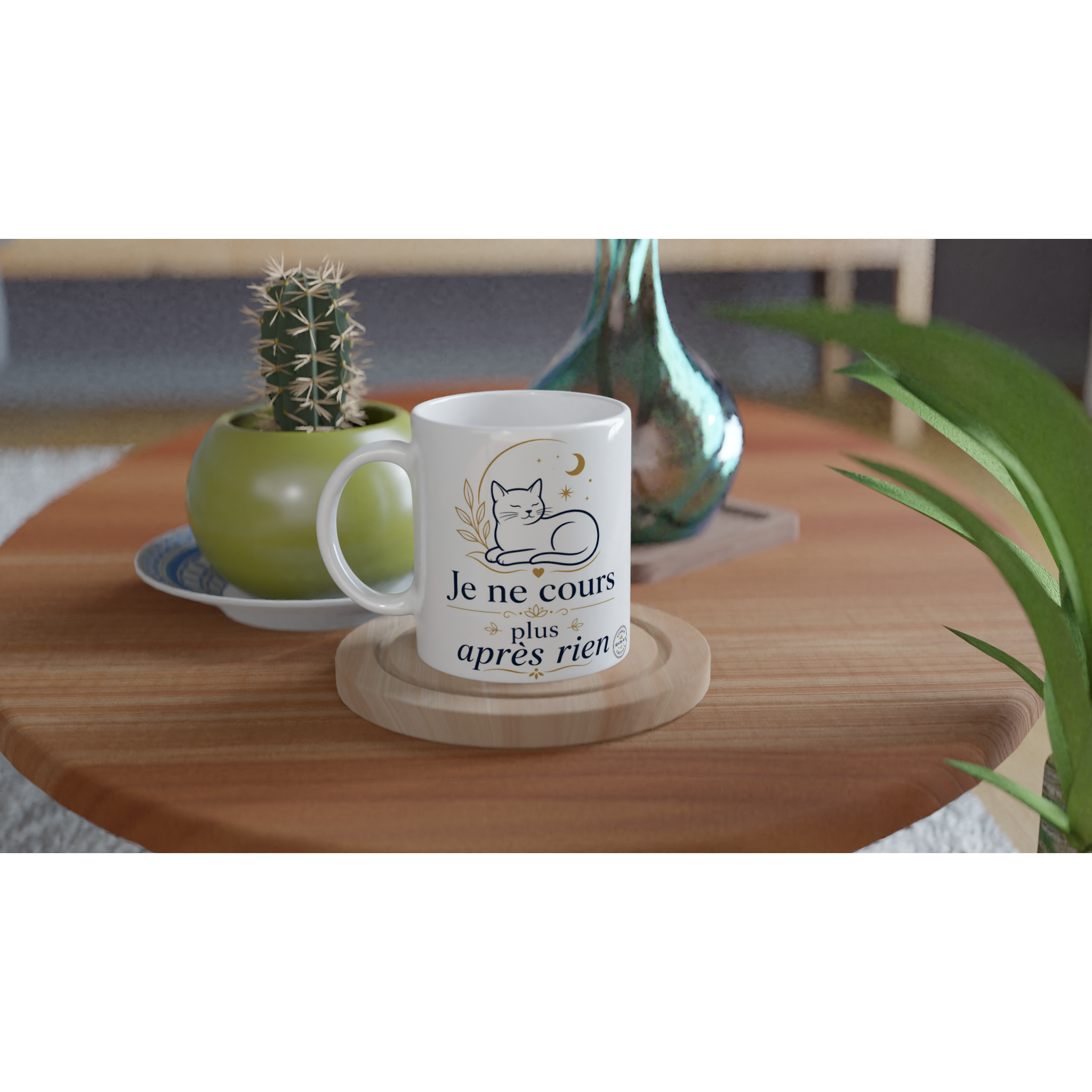 Tasse en céramique blanche avec motif chat doré et inscription « Je ne cours plus après rien »