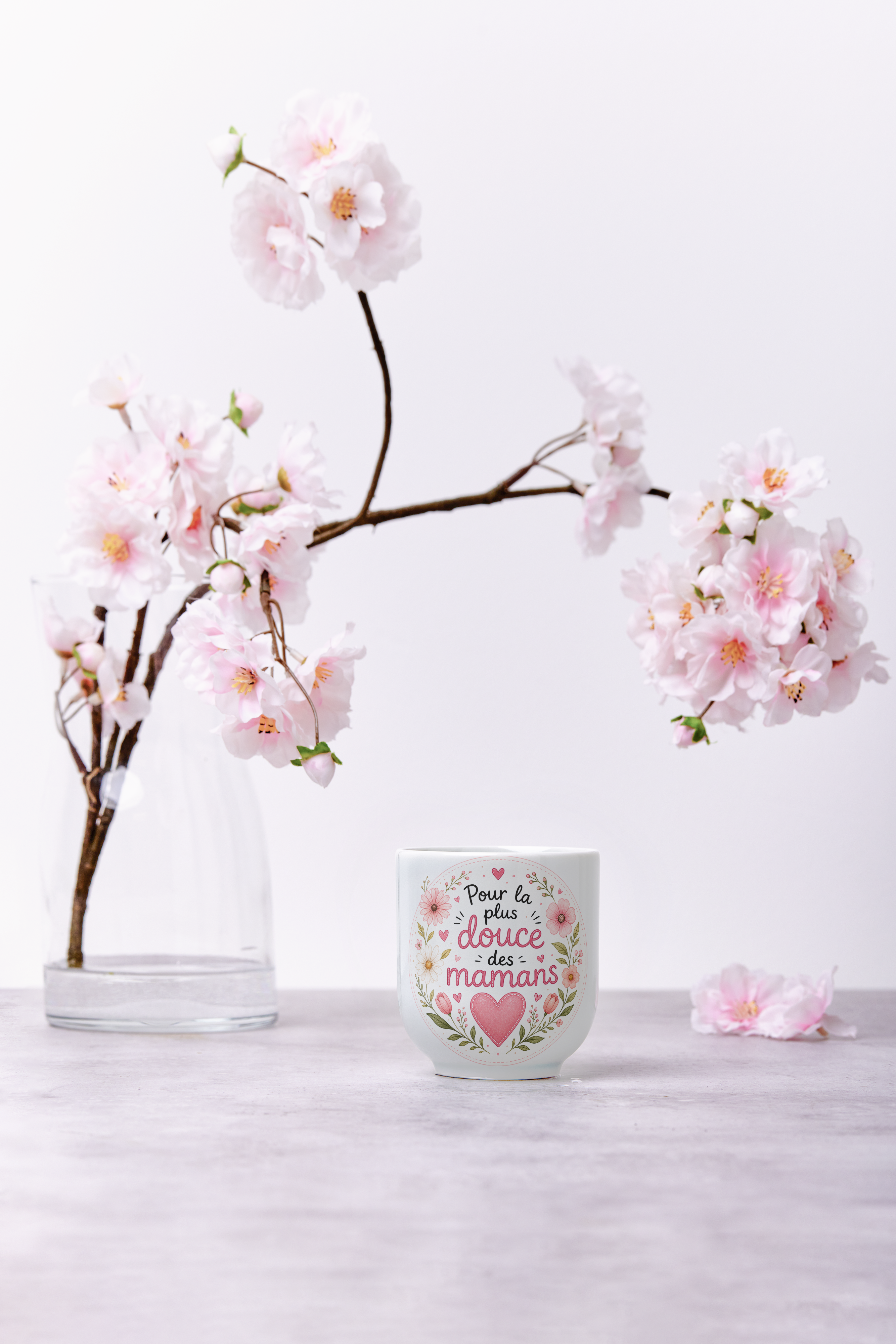 Mug blanc sur surface claire, « Pour la plus douce des mamans » et cœur rose.