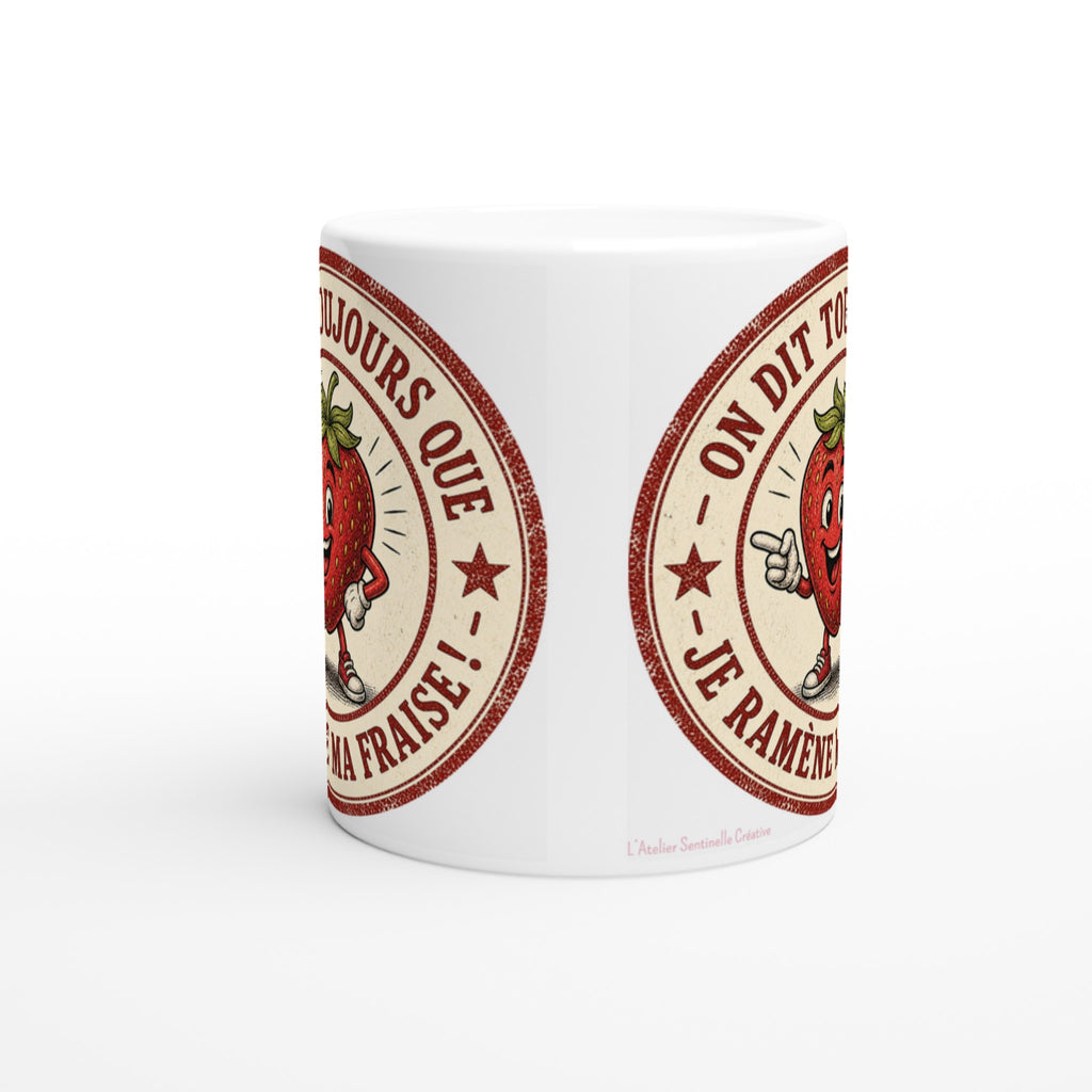 Mug blanc avec motif fraise souriante sur deux faces, vue 3/4