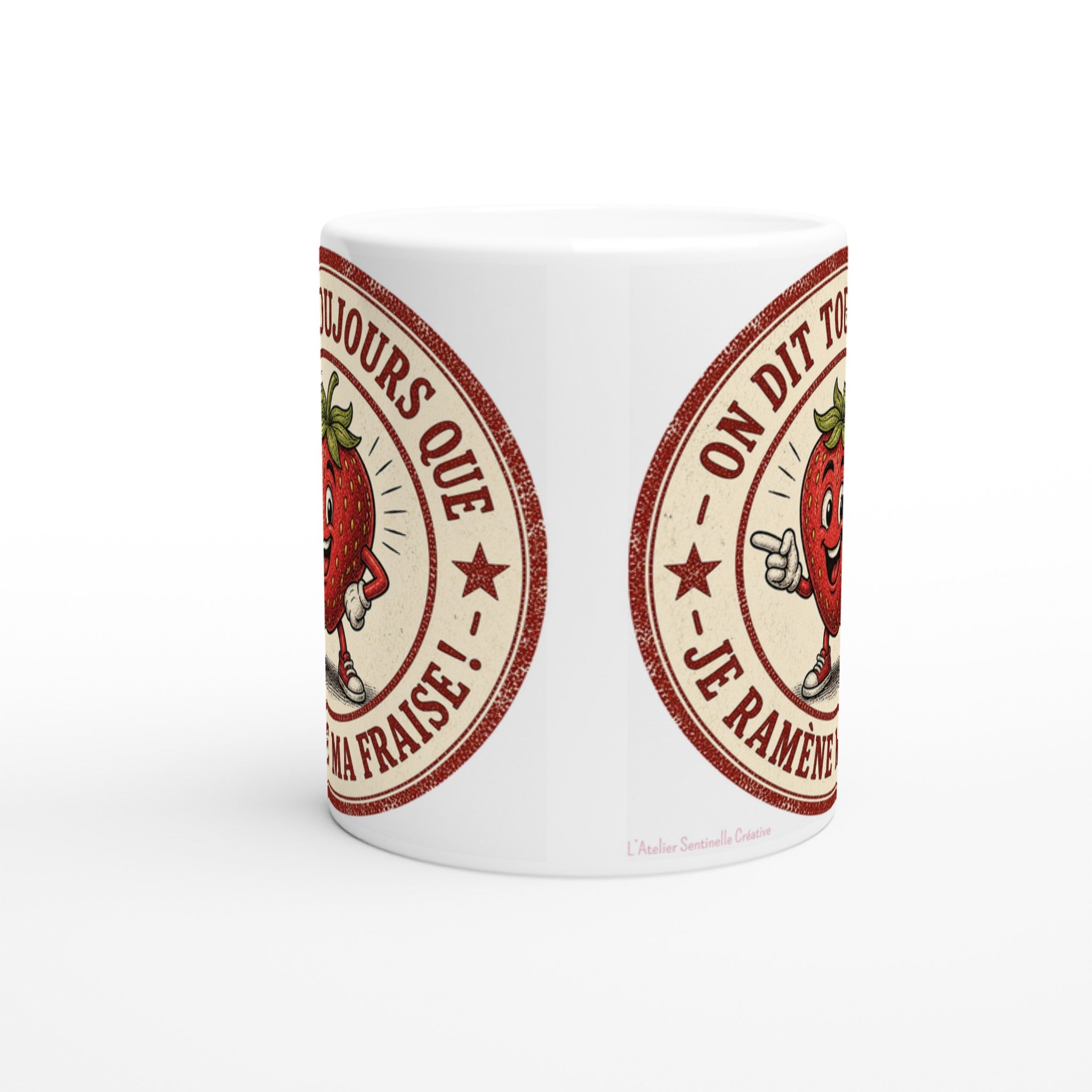 Mug blanc avec motif fraise souriante sur deux faces, vue 3/4