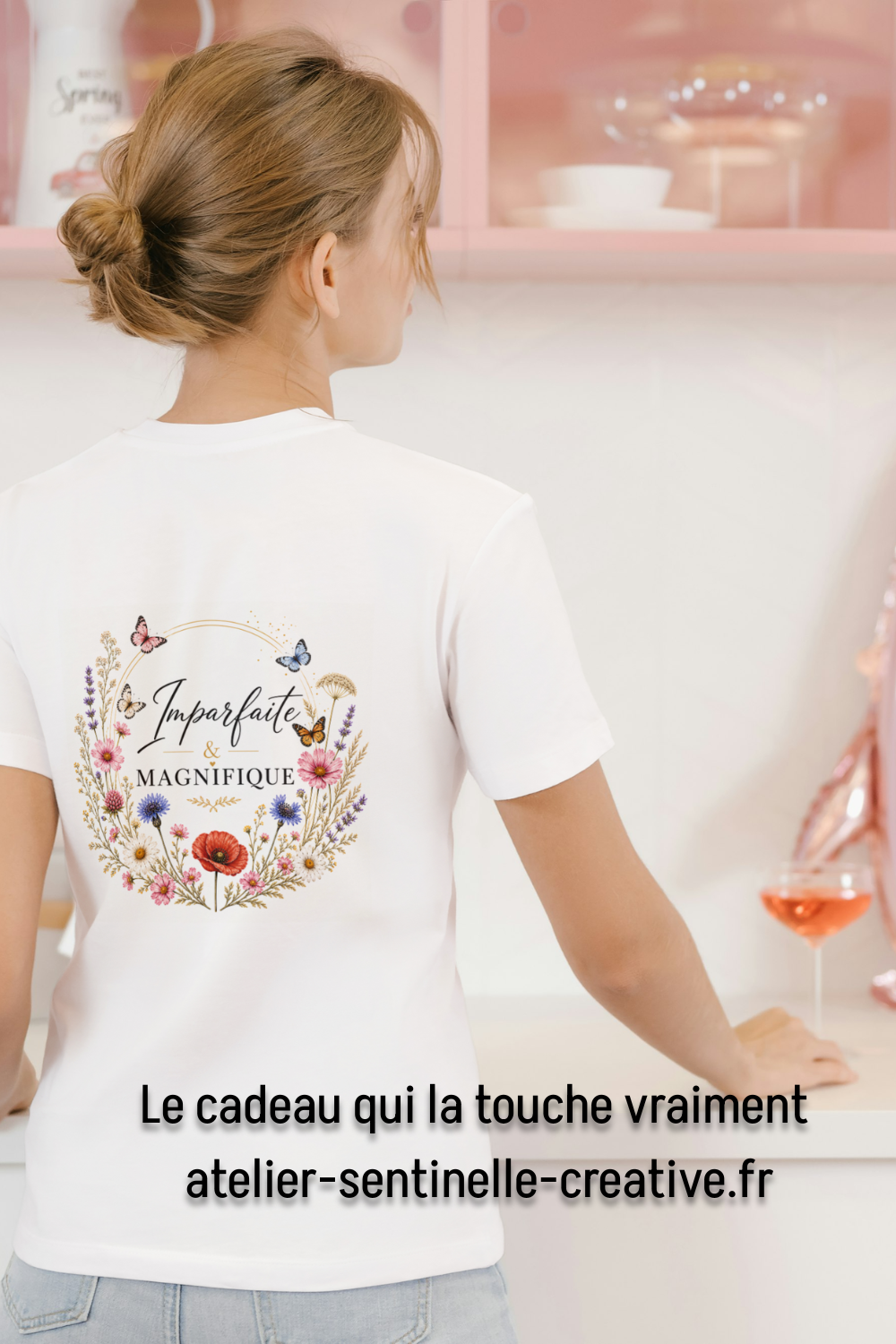 T-shirt femme blanc à col rond, dos avec imprimé floral en couronne et papillons.