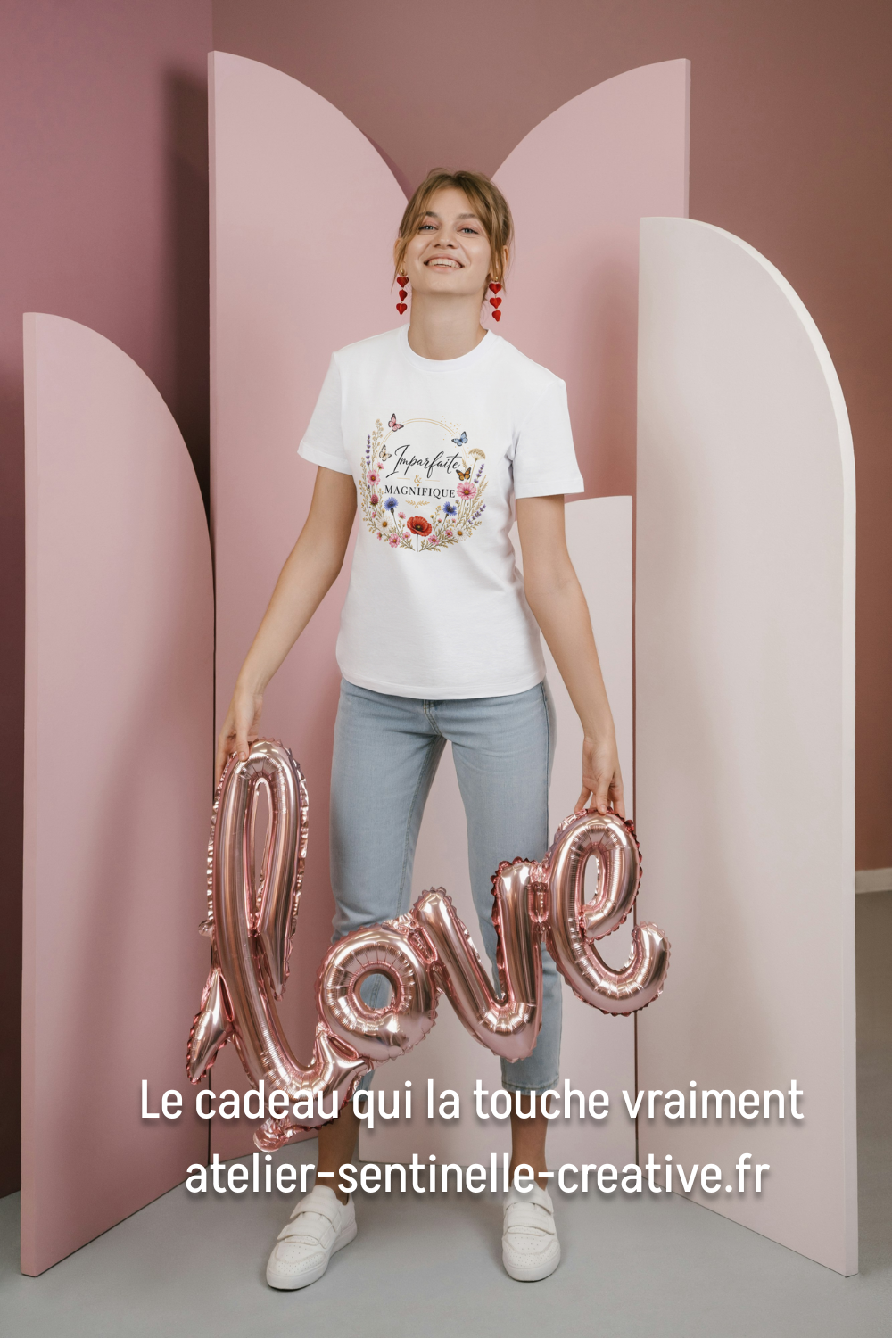 T-shirt femme blanc à col rond, imprimé floral en couronne avec papillons sur la poitrine.