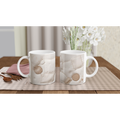 Jeu de deux tasses blanches à décor trompe-l’œil de pièces cousues beige et points.