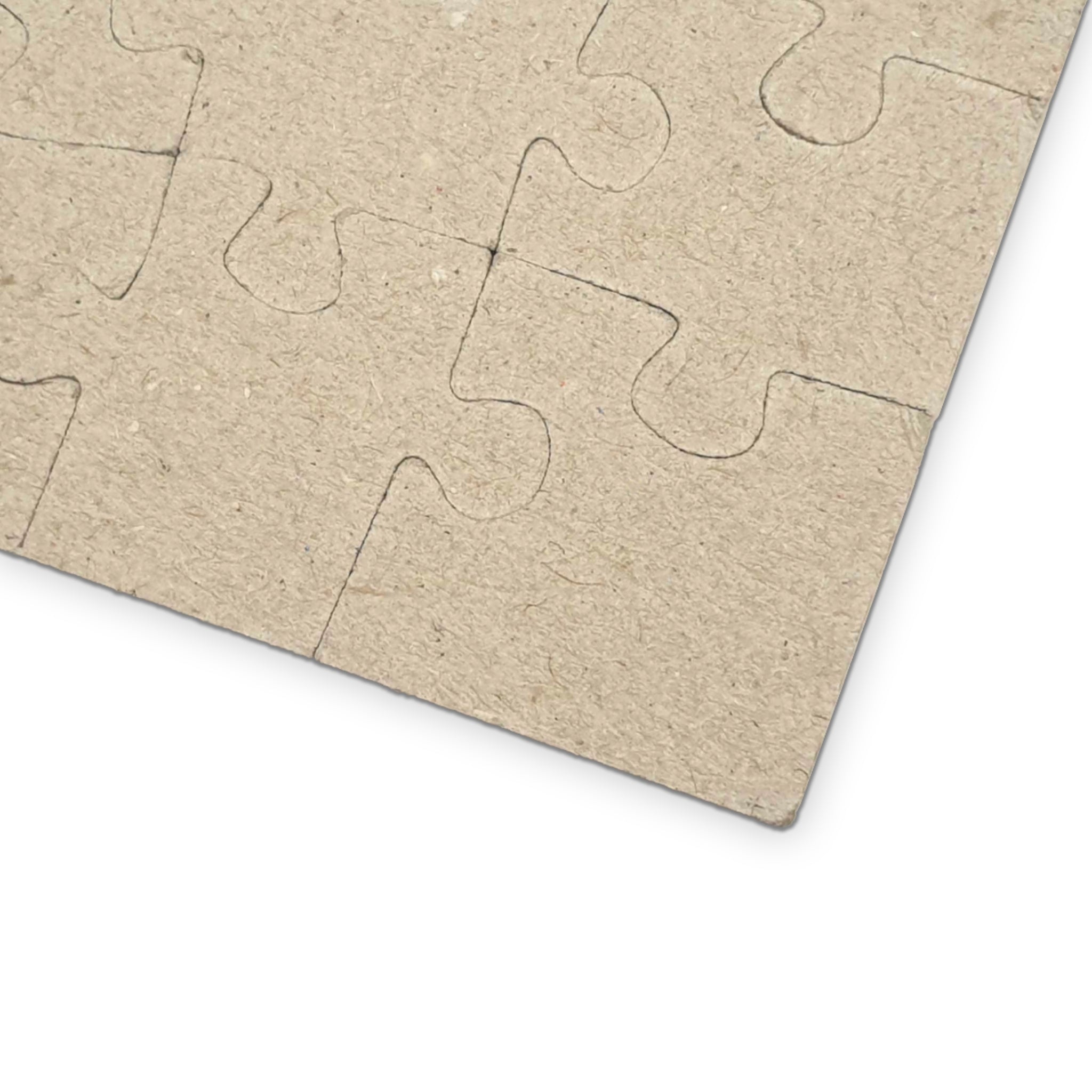 Puzzle beige au verso, pièces emboîtables en relief, vue en biais