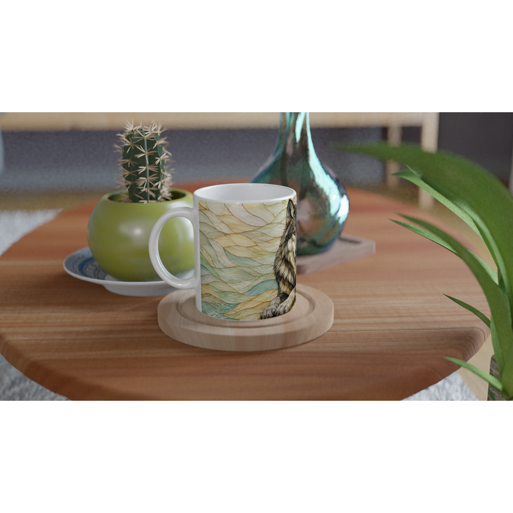 Mug en céramique blanche sur socle avec illustration de loup, motif vert et beige