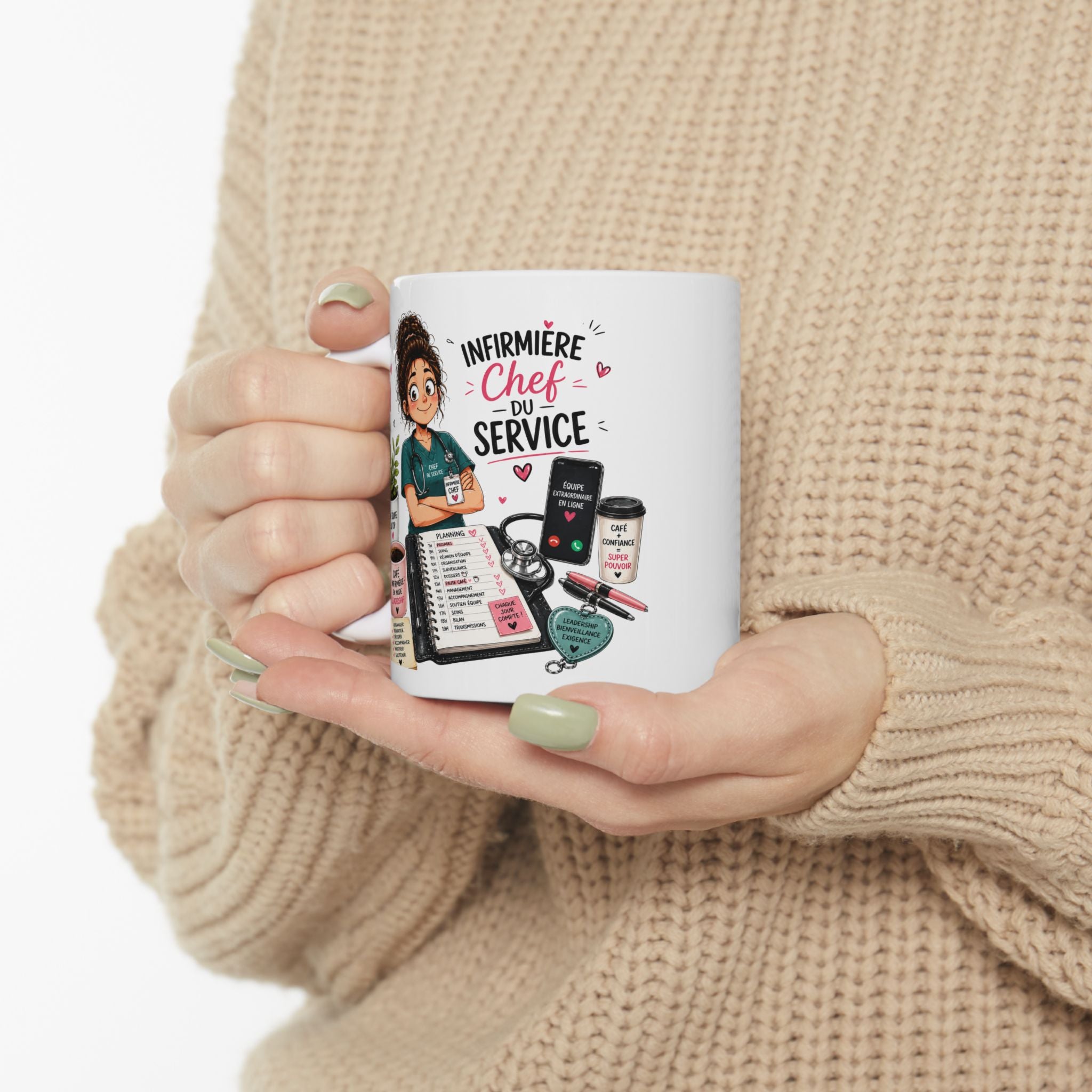 Mug blanc tenu en main, illustration infirmière « Chef du Service » et planning.