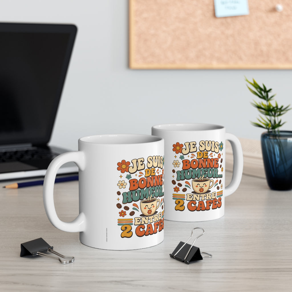 Deux mugs blancs avec motif « Je suis de bonne humeur… entre 2 cafés »
