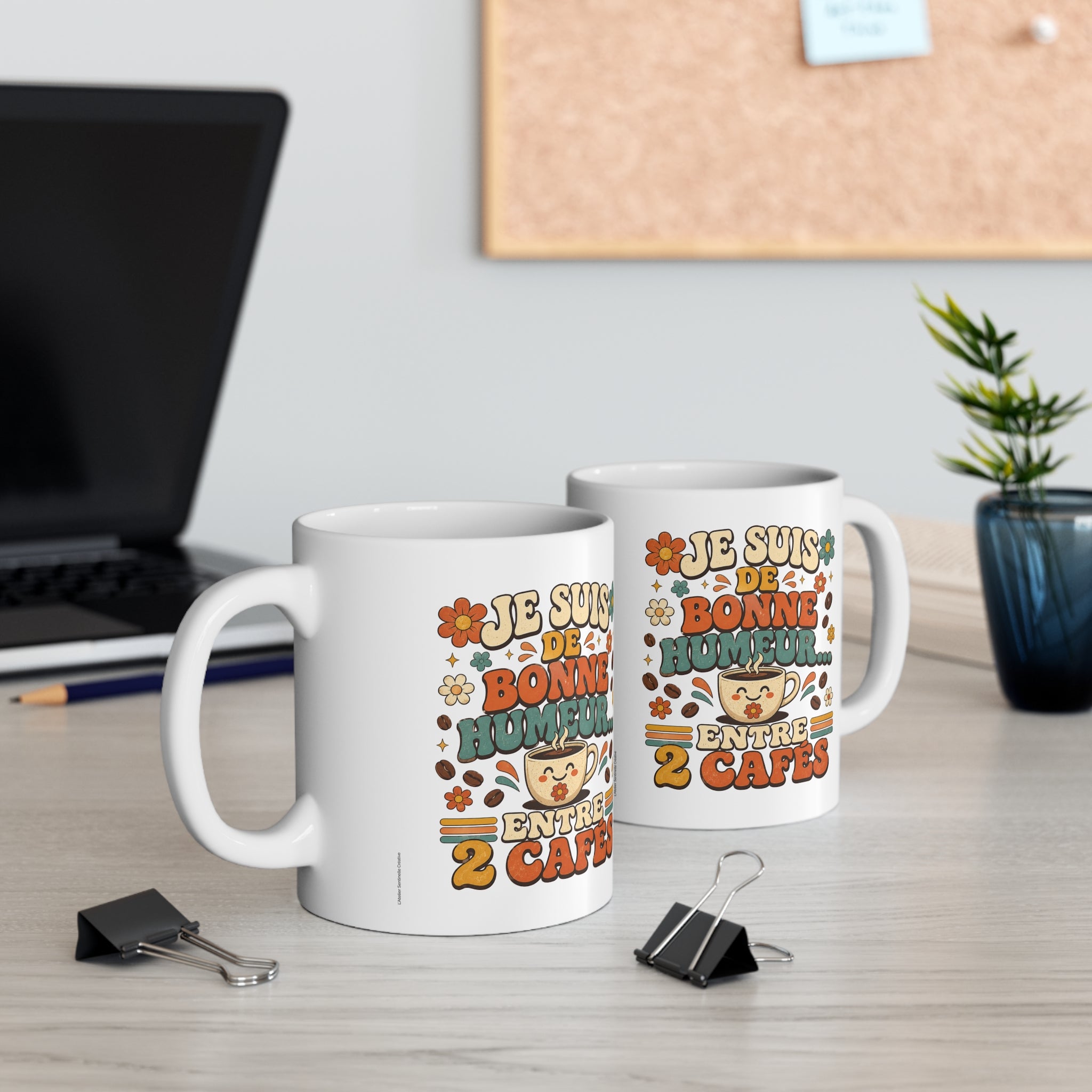 Deux mugs blancs avec motif « Je suis de bonne humeur… entre 2 cafés »