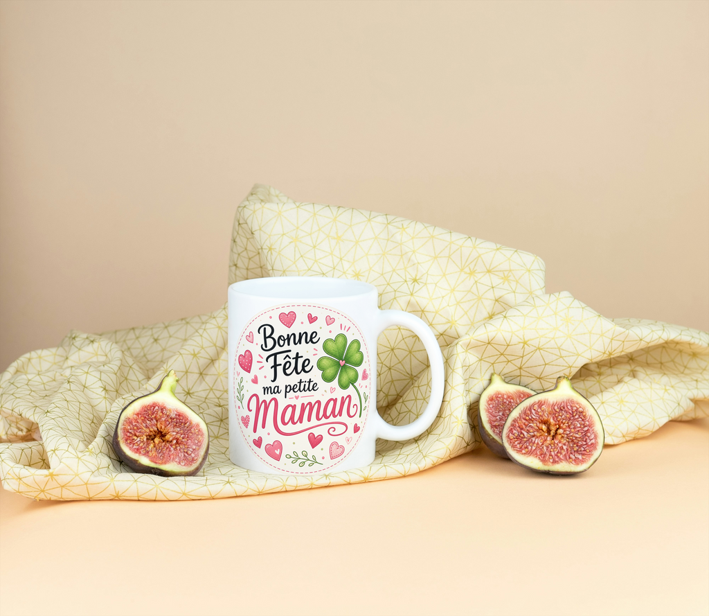 Mug blanc «Bonne Fête ma petite Maman» avec cœurs et trèfle vert, face avant