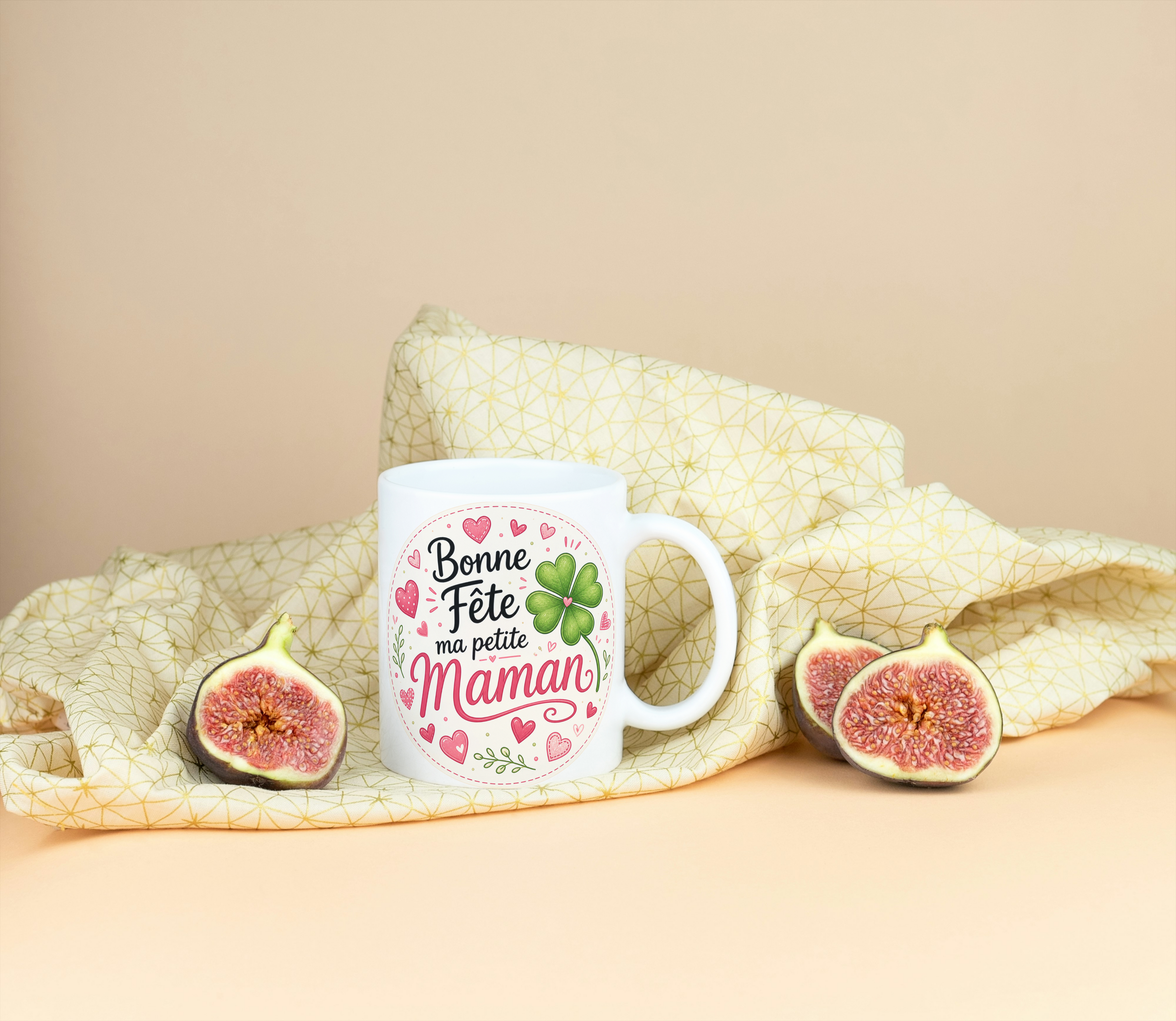 Mug blanc «Bonne Fête ma petite Maman» avec cœurs et trèfle vert, face avant