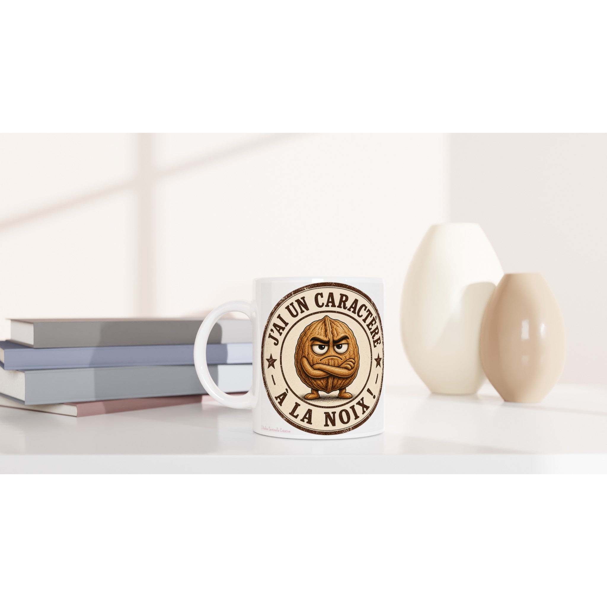 Mug blanc avec poignée et logo rond « J’ai un caractère à la noix ».