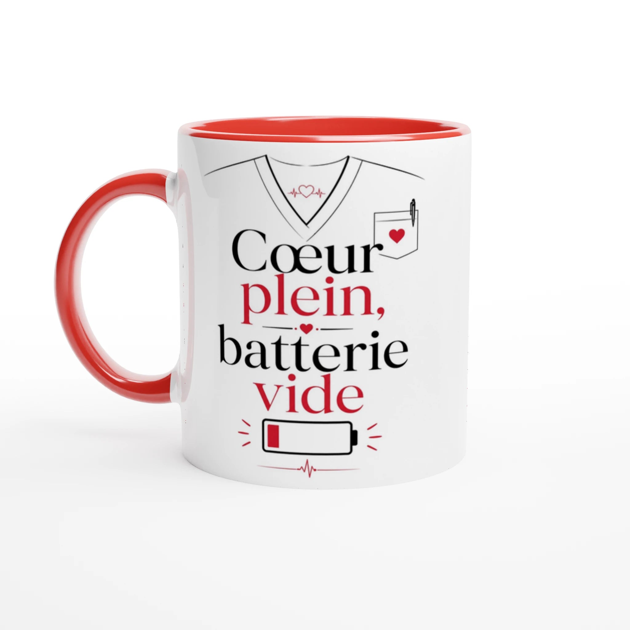 Tasse blanche avec poignée et bord rouges, inscription « Cœur plein, batterie vide »