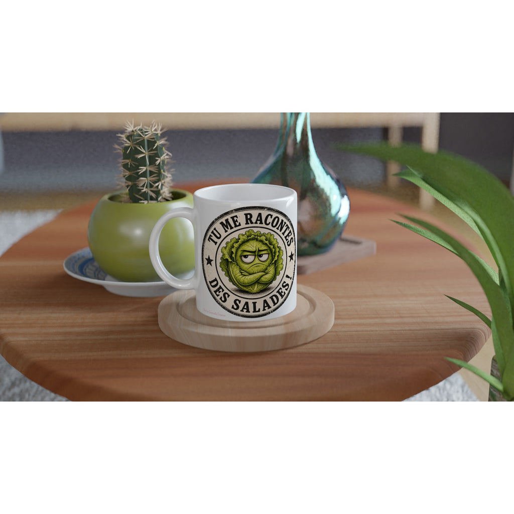 Mug blanc en céramique avec visage de salade verte sur logo rond « Tu me racontes des salades »