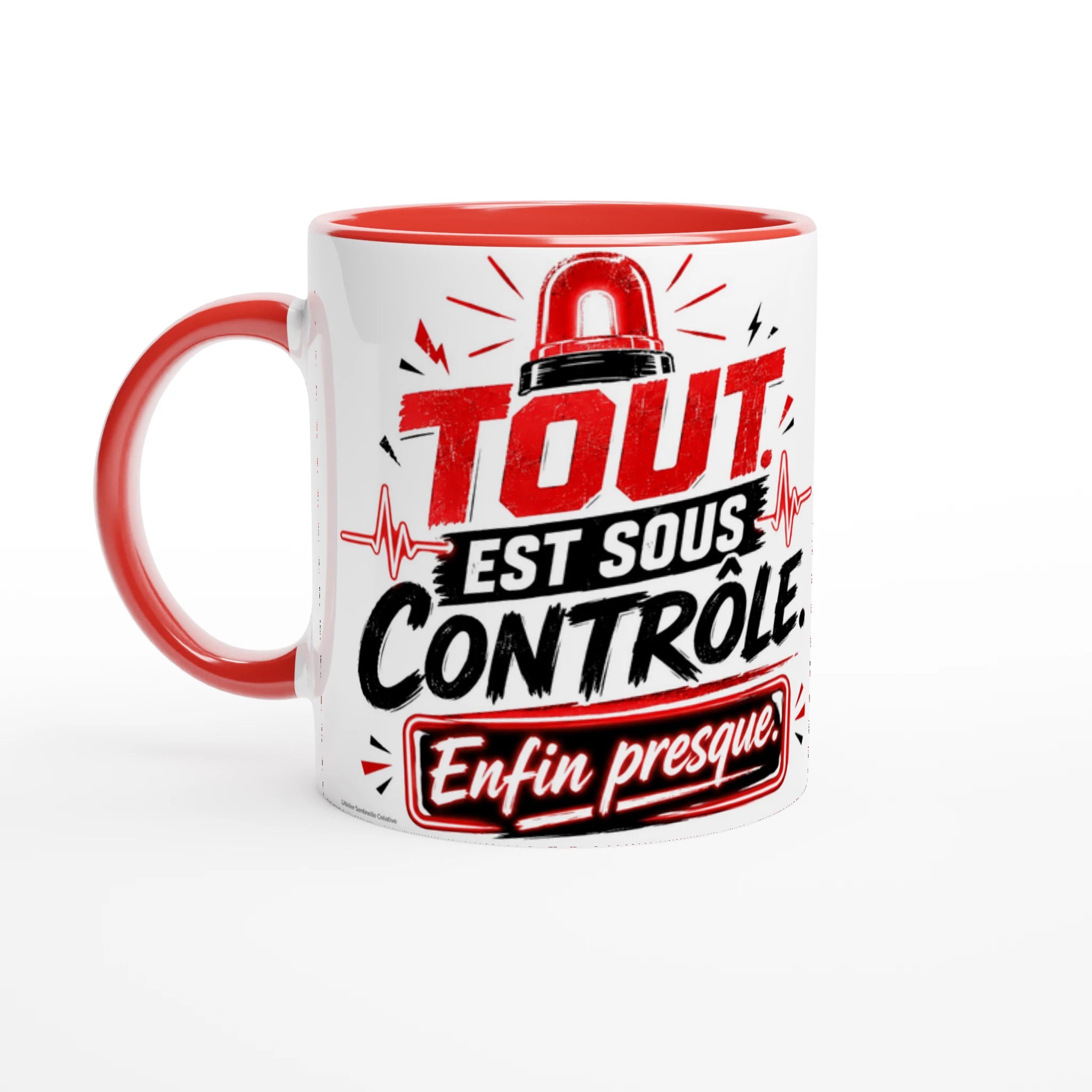 Mug blanc poignée rouge, visuel « Tout est sous contrôle » en gros plan.