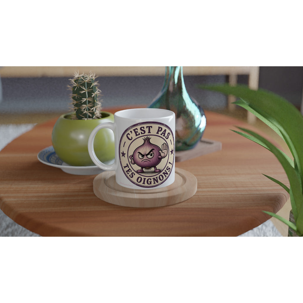 Mug en céramique blanche avec oignon violet et texte « C’est pas tes oignons ».
