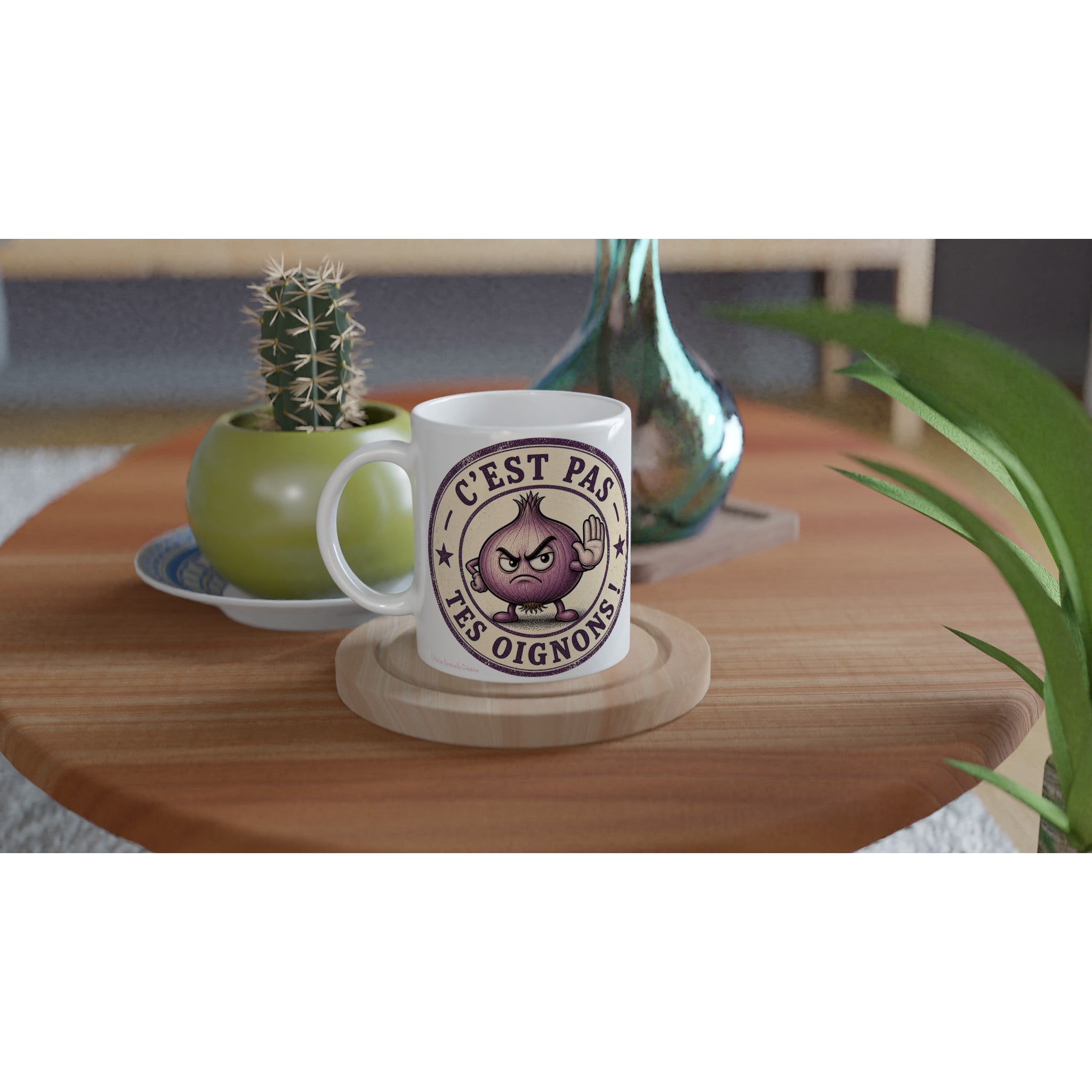 Mug en céramique blanche avec oignon violet et texte « C’est pas tes oignons ».
