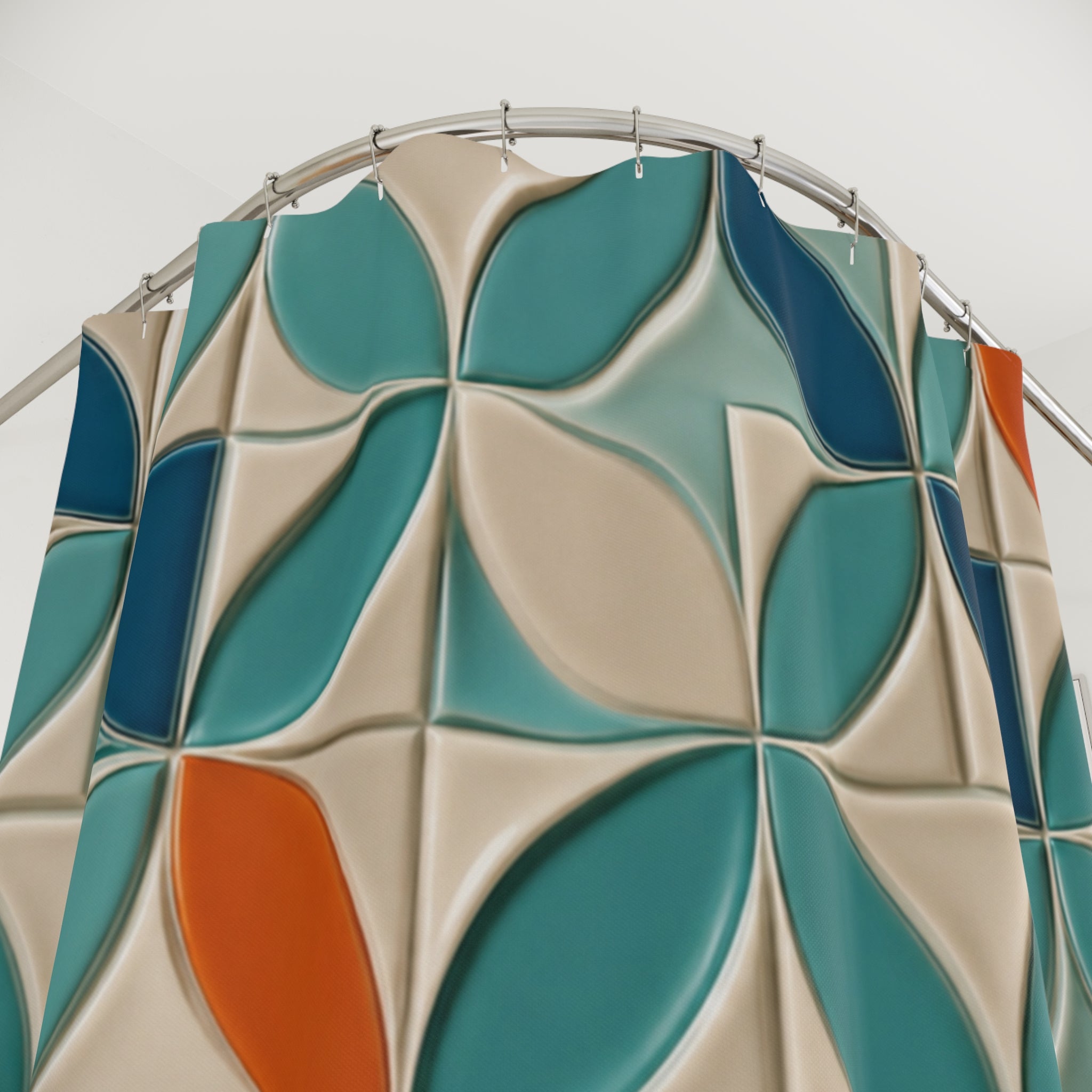 Rideau de douche géométrique: motifs vert, bleu et beige, anneaux métal en haut.