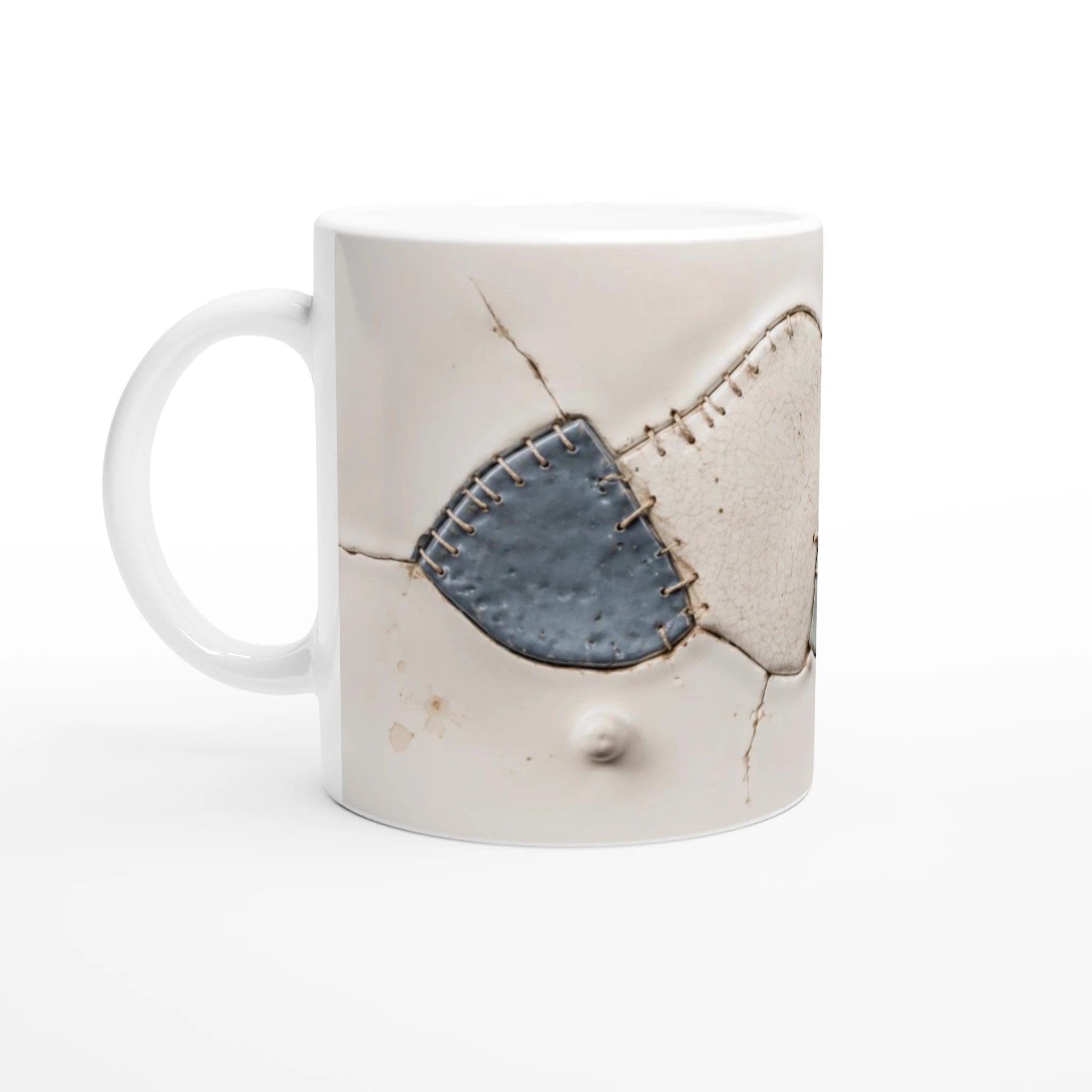 Mug blanc avec grand patch bleu et surpiqûres brunes, effet cabossé