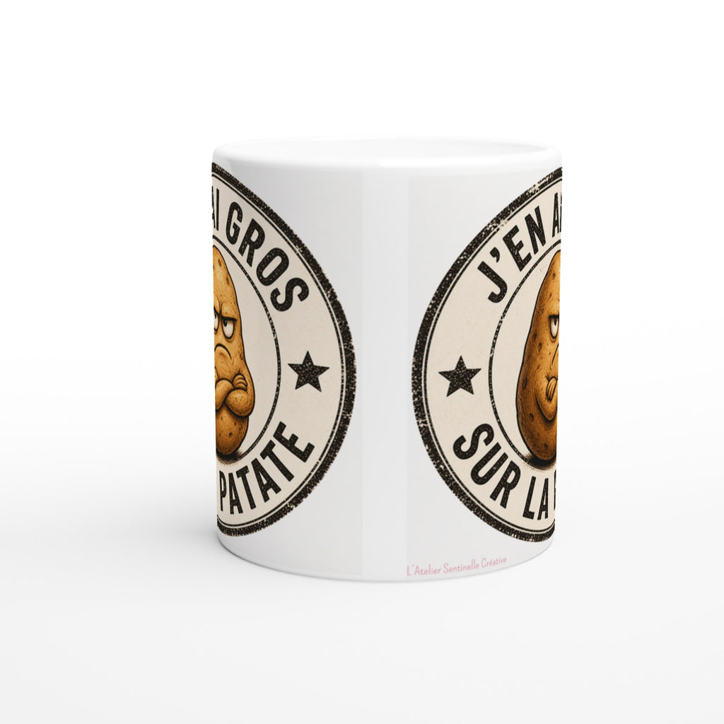 Tasse blanche avec partie du logo circulaire et visage de pomme de terre
