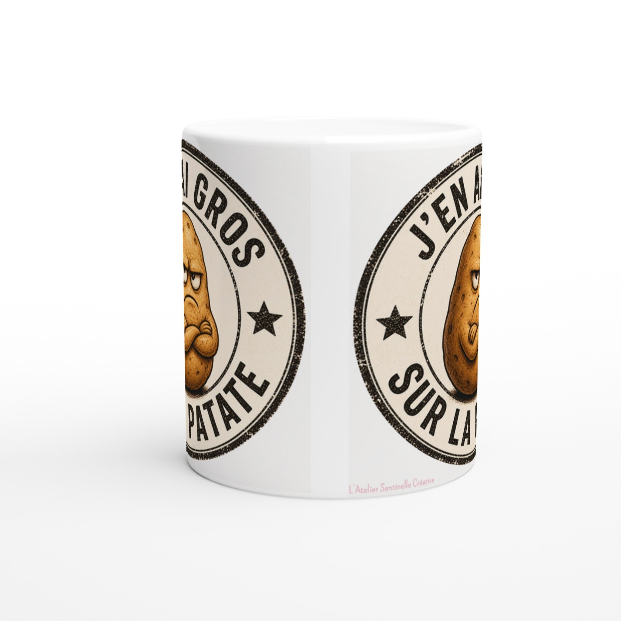 Tasse blanche avec partie du logo circulaire et visage de pomme de terre