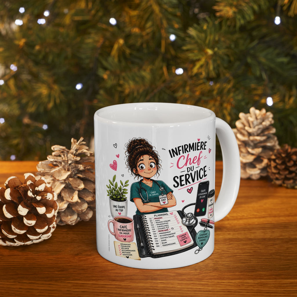 Mug blanc, illustration « Infirmière Chef du Service » avec cœurs et planning.