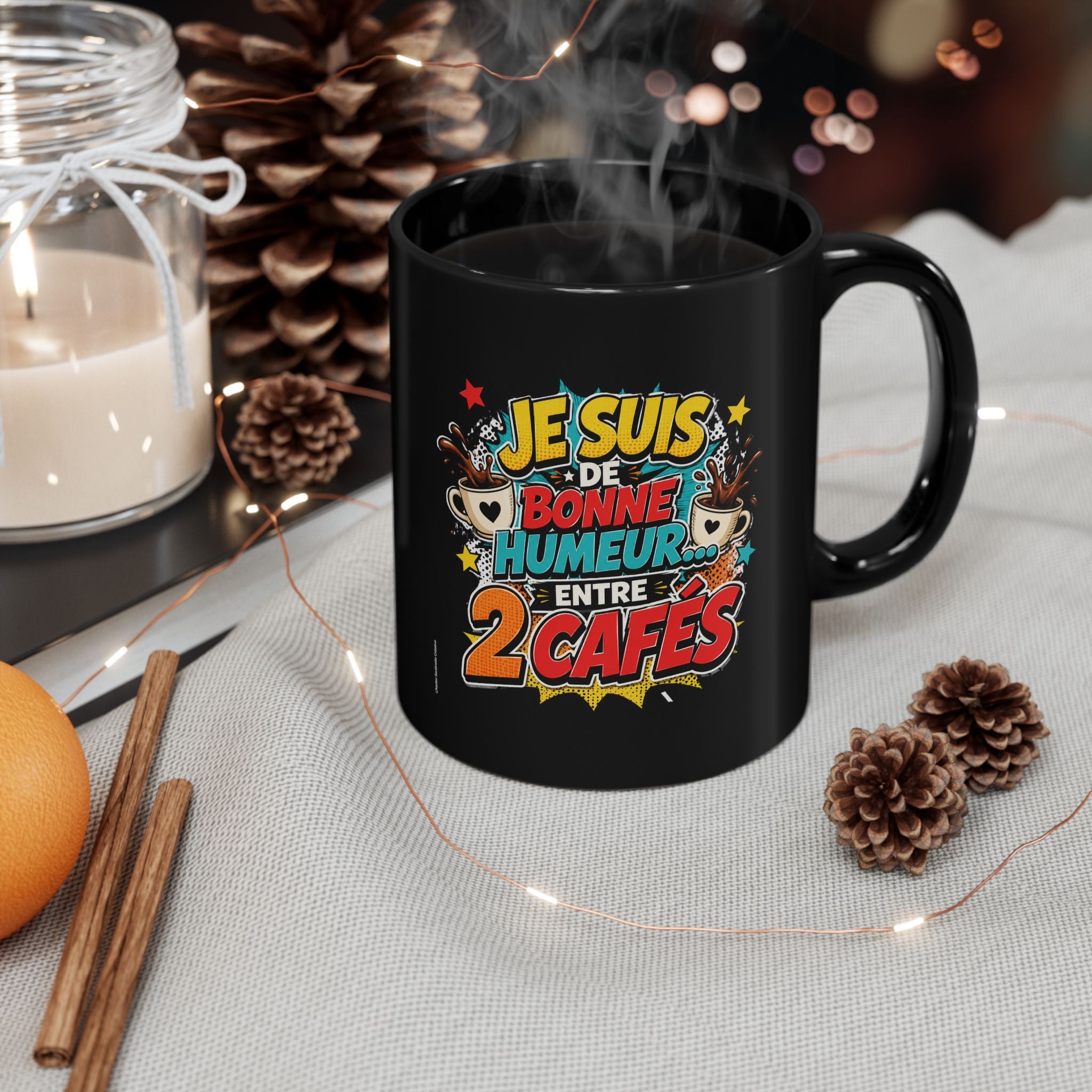 Mug noir avec poignée et texte coloré « Je suis de bonne humeur entre 2 cafés »