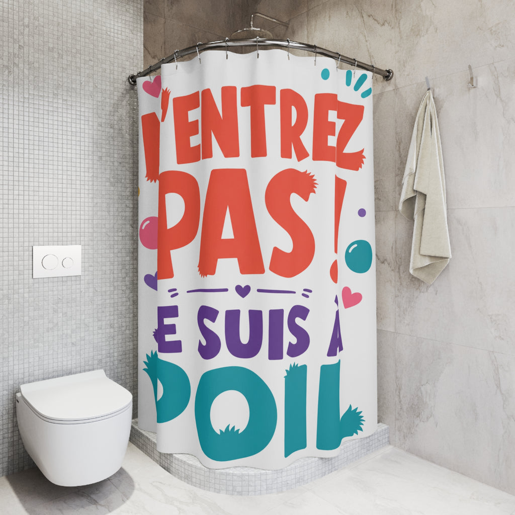 Rideau de douche blanc imprimé N’ENTREZ PAS ! JE SUIS À POIL, typographie rouge et bleue.