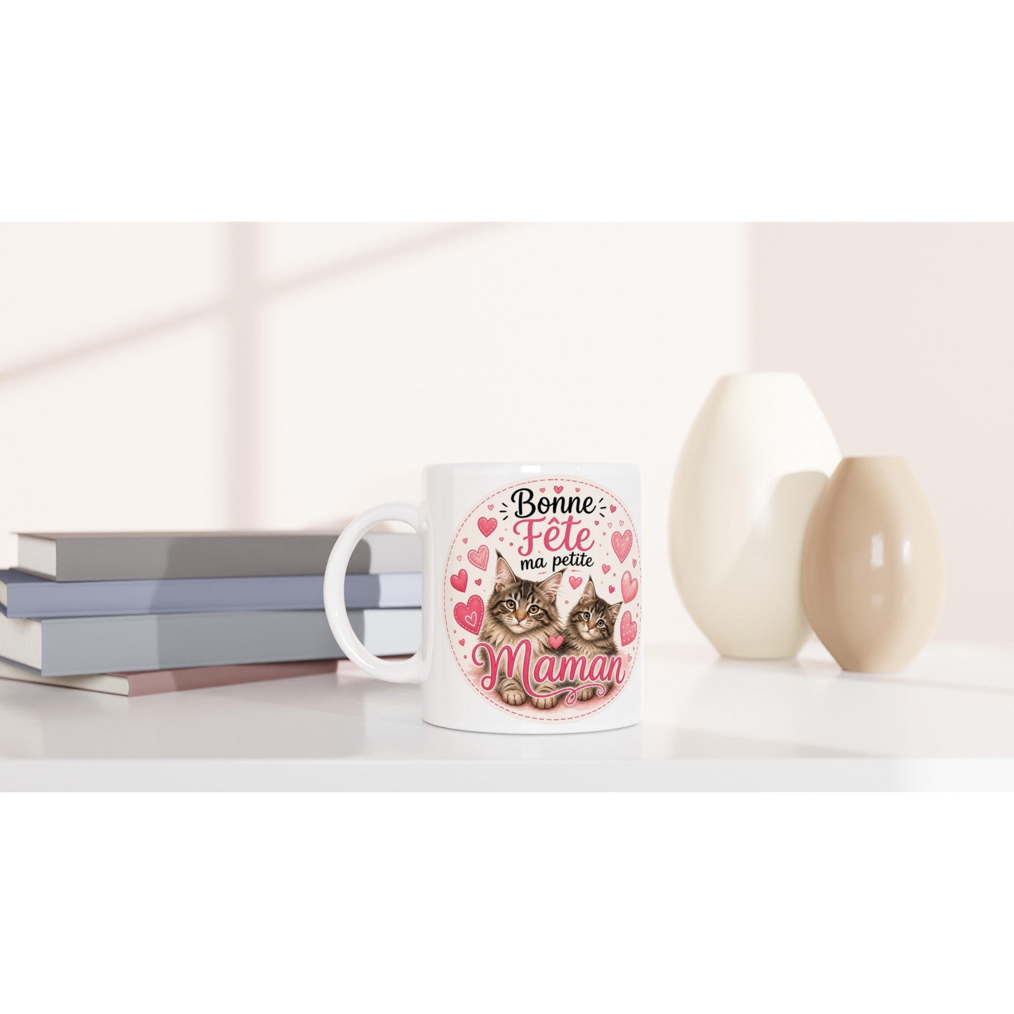 Mug blanc « Bonne Fête ma petite Maman » avec chatons, sur livres et objets déco