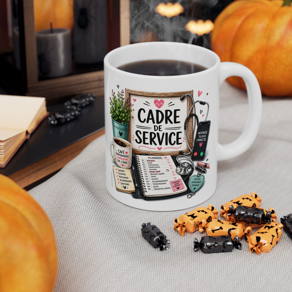 Mug blanc avec anse et texte “CADRE DE SERVICE”, illustration de planning médicale