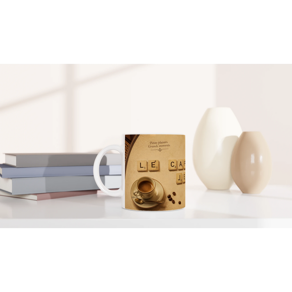 Mug en céramique blanche, décor café et lettres sur fond sépia, vue de face.