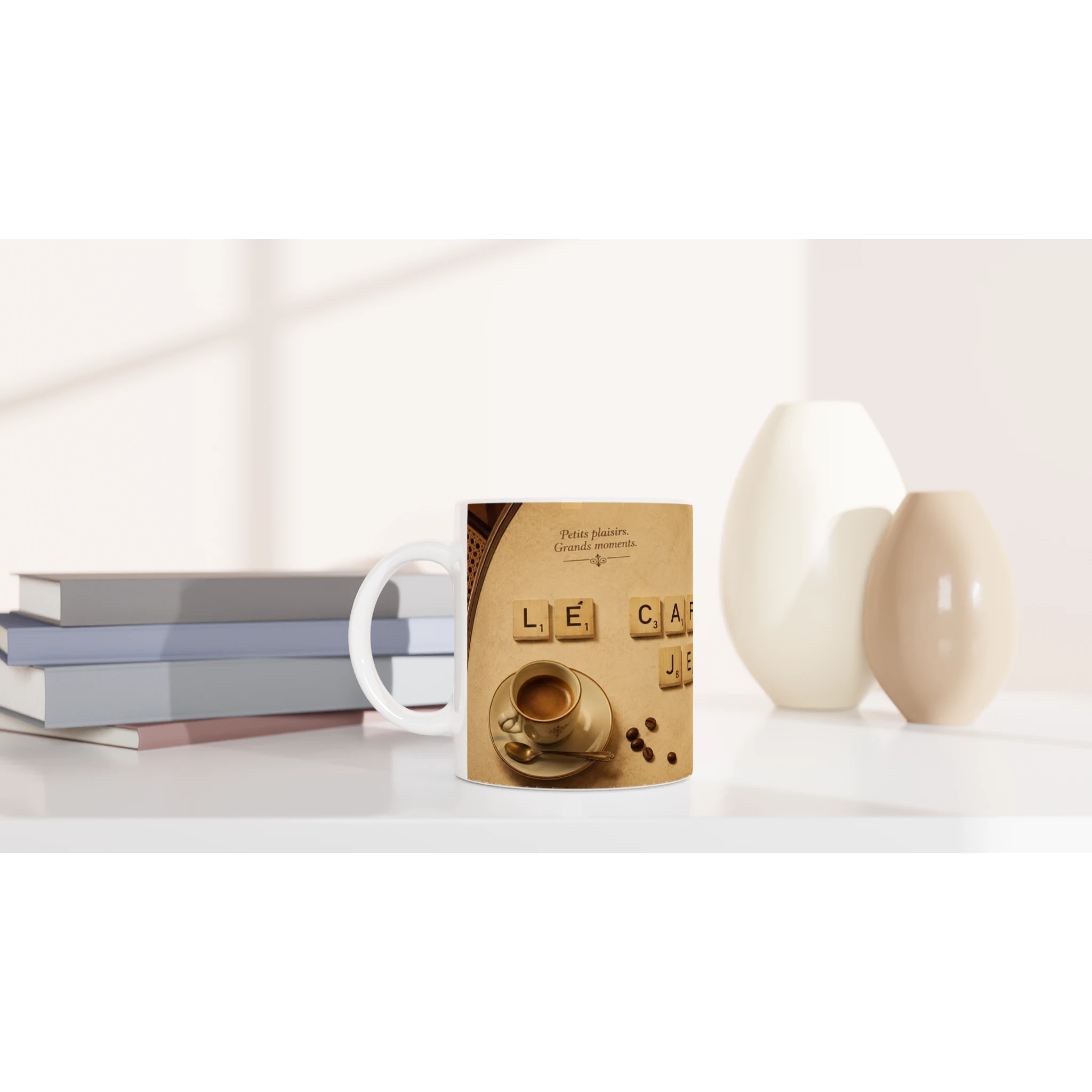 Mug en céramique blanche, décor café et lettres sur fond sépia, vue de face.