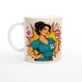 Mug blanc en studio, illustration pop d’infirmière en tenue médicale sur le côté