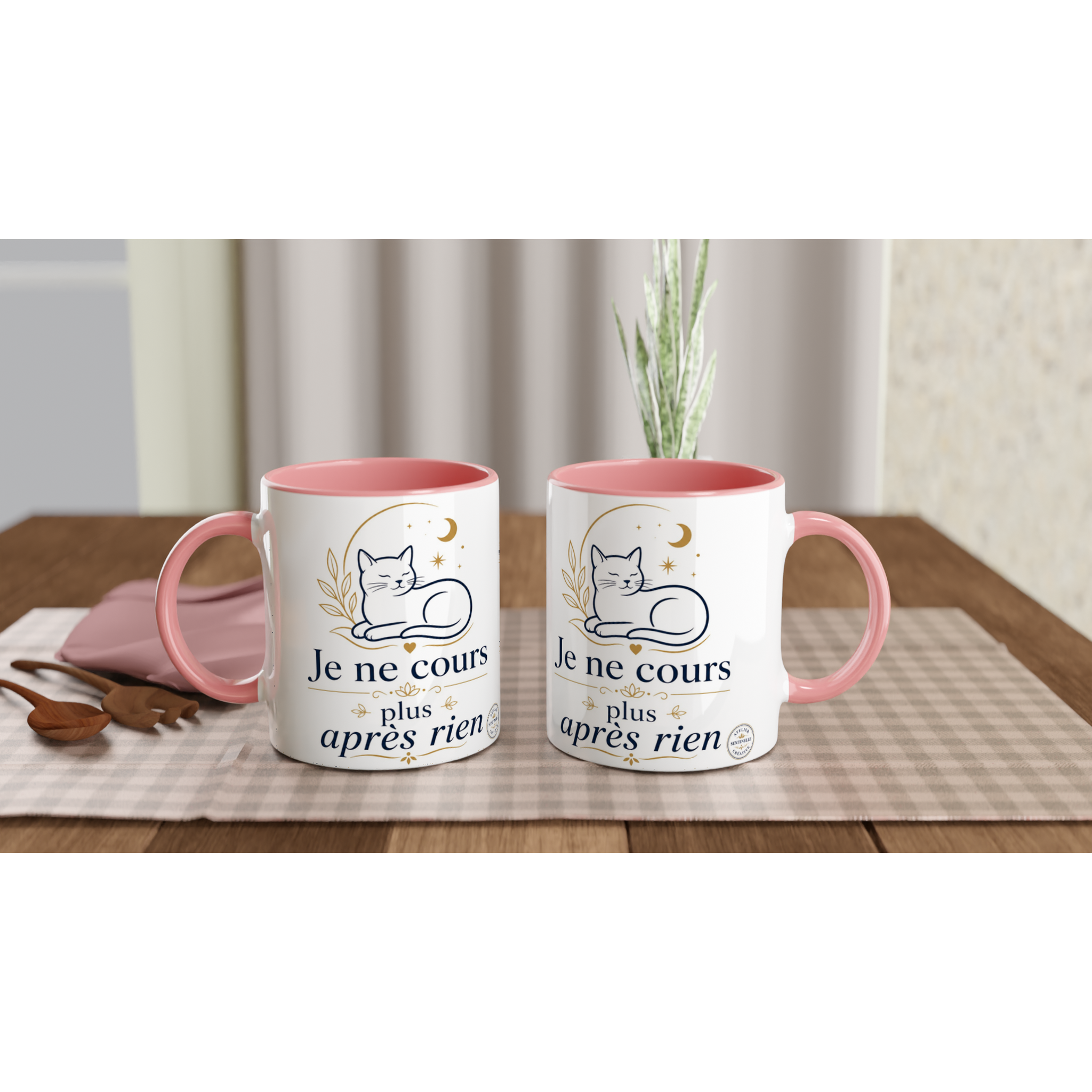 Tasse en céramique blanche à anses roses, motif chat « Je ne cours plus après rien »