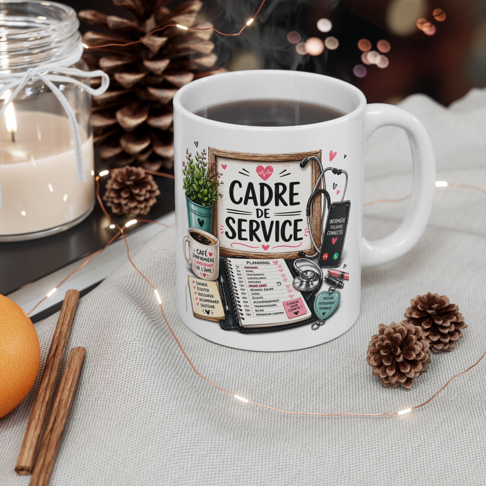 Mug blanc avec cadre illustré et décor café, texte « CADRE DE SERVICE ».