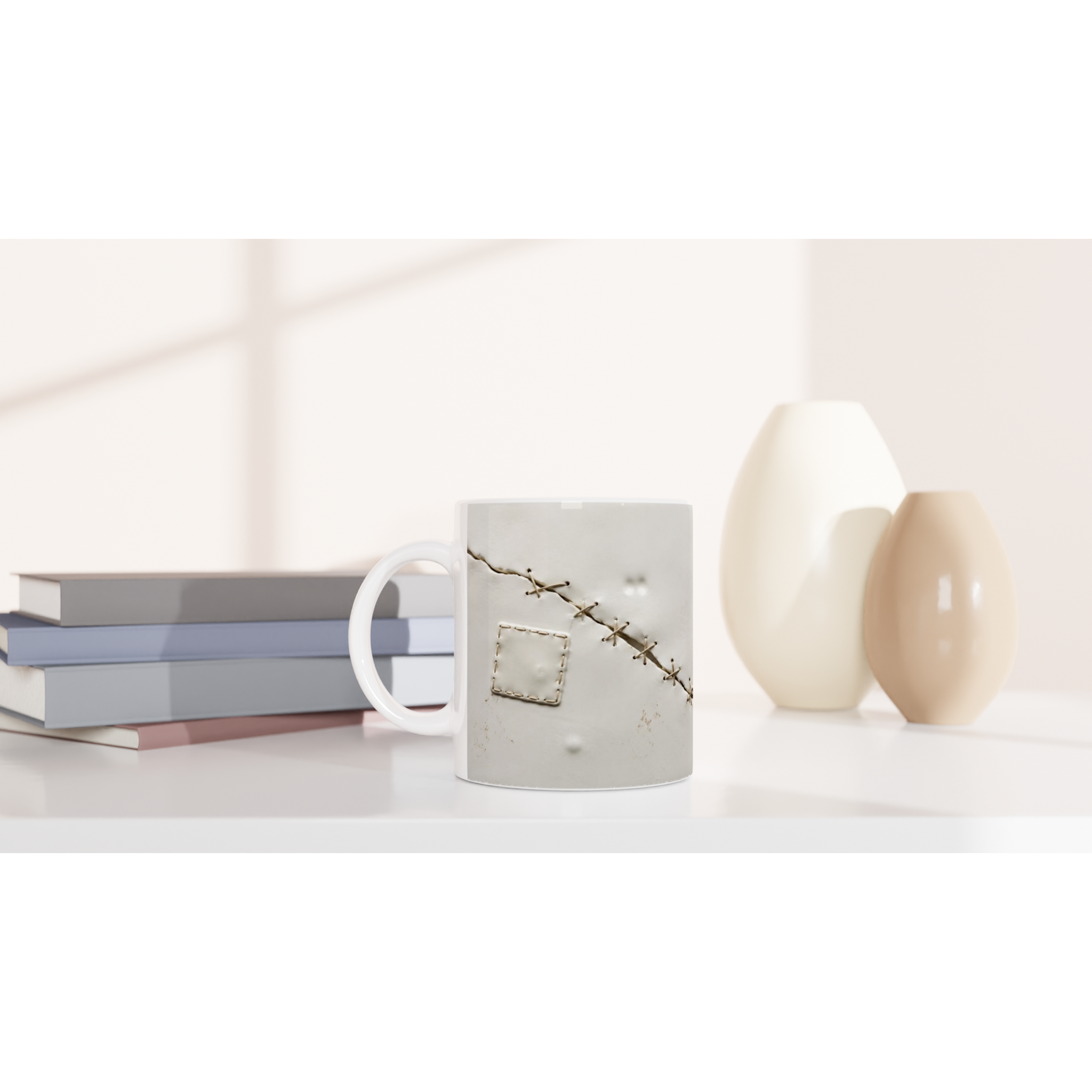 Mug en céramique blanche avec sutures décoratives et petit pansement en forme de rectangle.