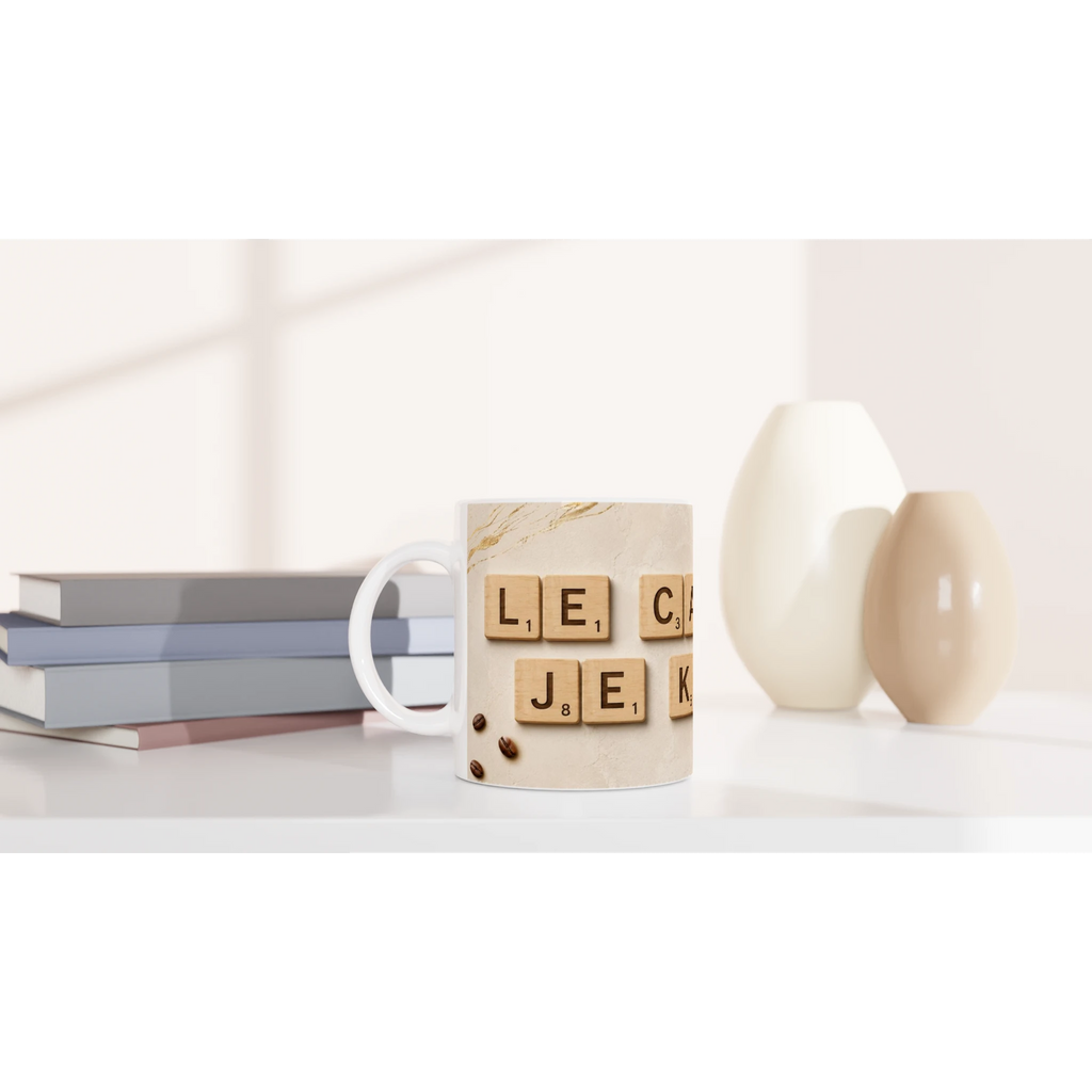 Mug en céramique blanc avec lettres façon Scrabble beige sur fond clair