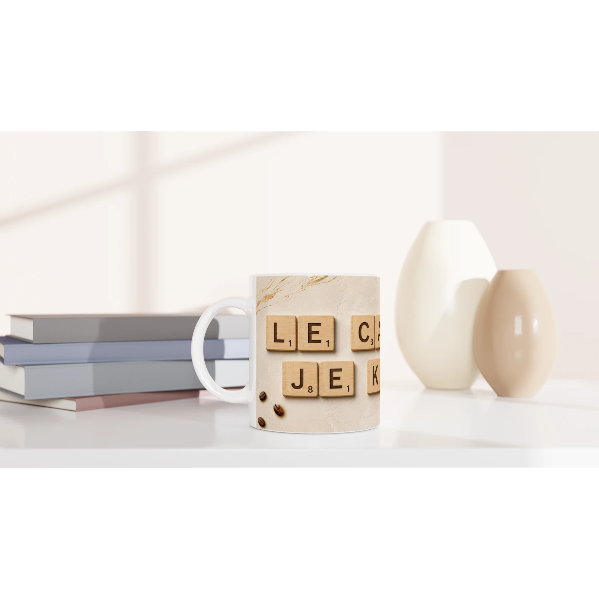 Mug en céramique blanc avec lettres façon Scrabble beige sur fond clair
