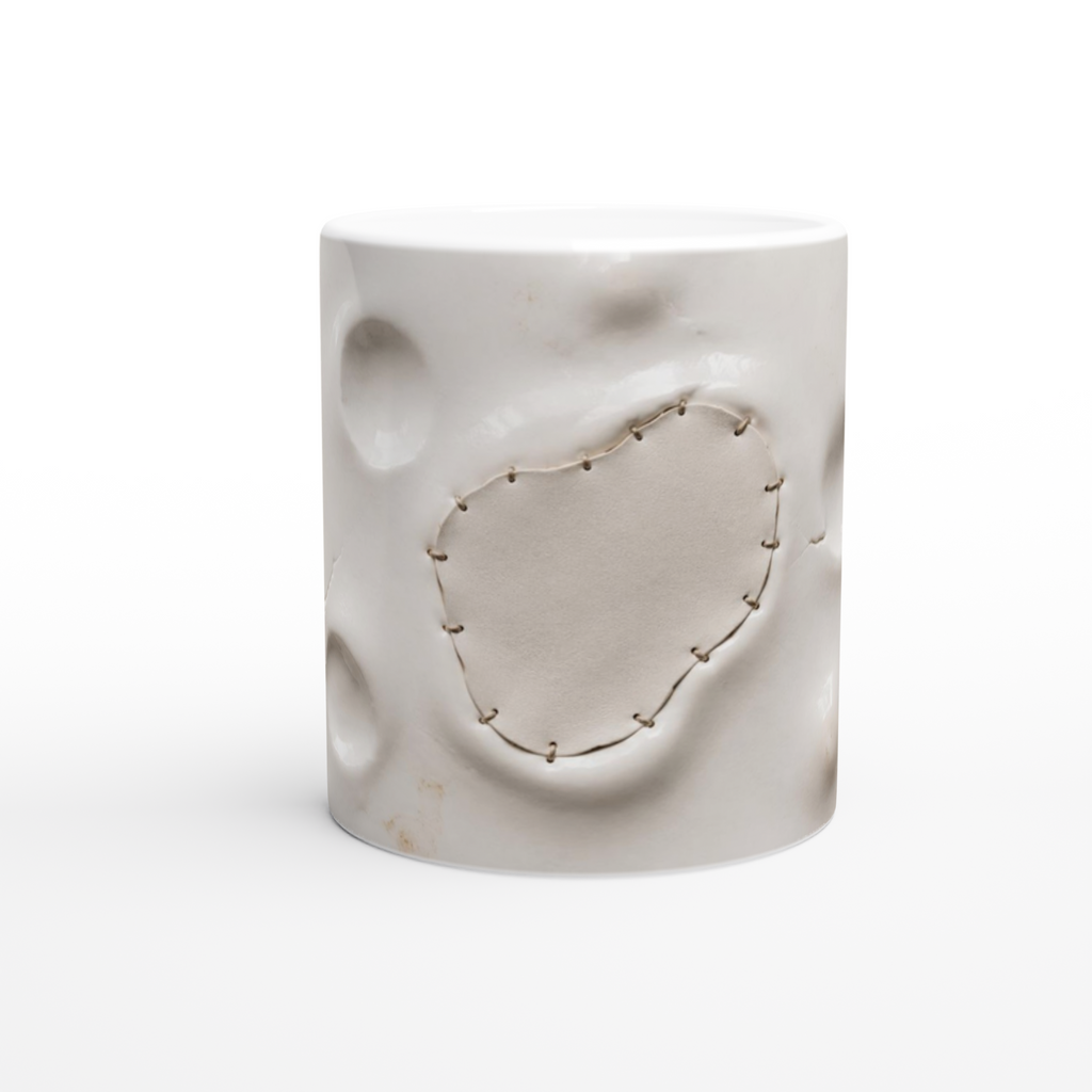 Mug en céramique blanche, cœur en relief avec coutures beiges sur la face