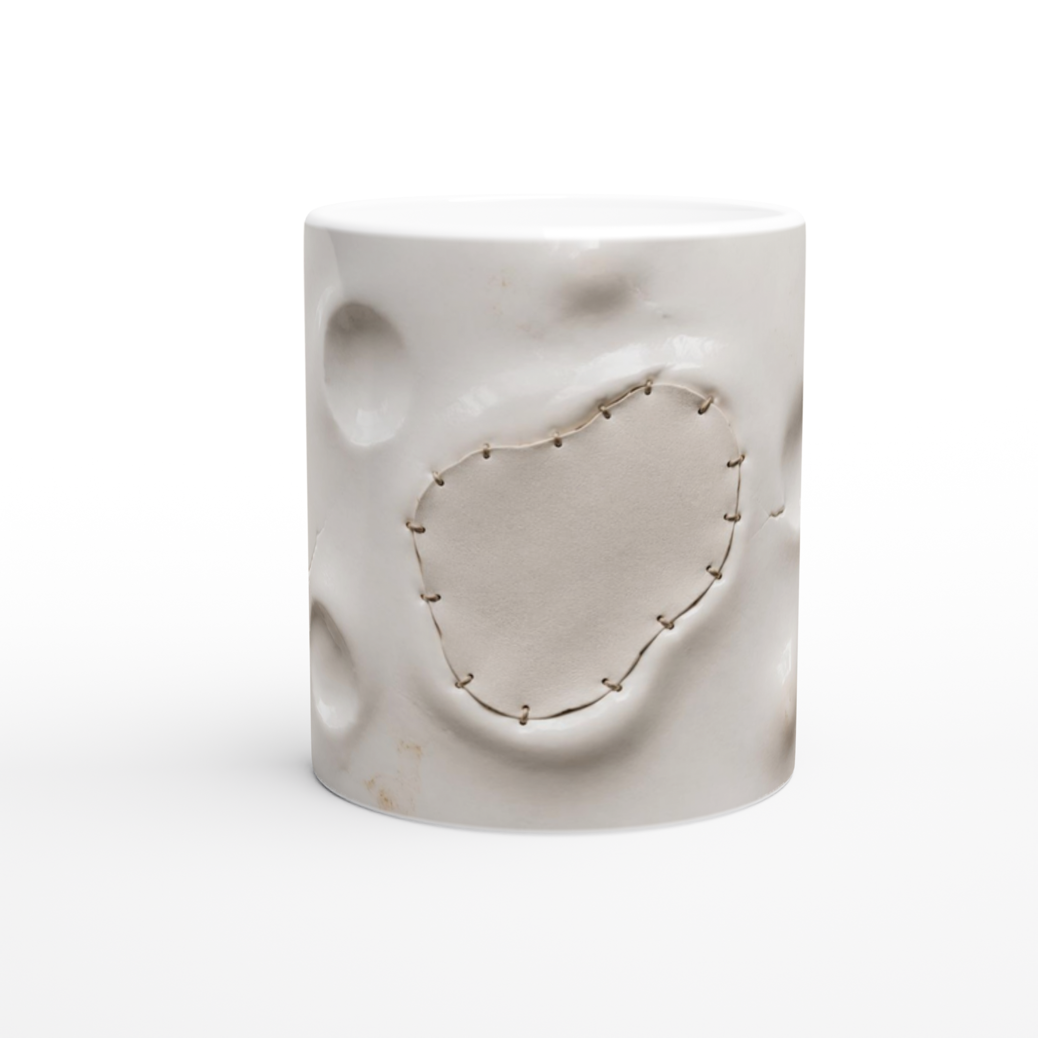 Mug en céramique blanche, cœur en relief avec coutures beiges sur la face