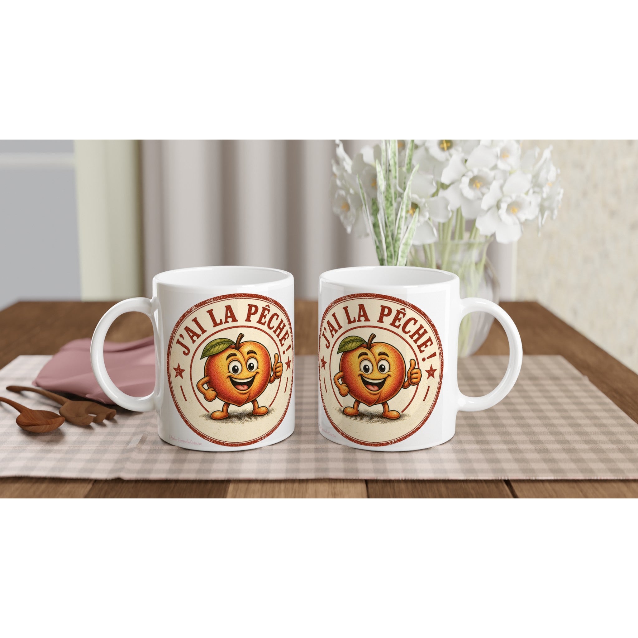 Deux mugs blancs en céramique avec motif rond "J'ai la pêche" sur chaque face.