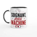Mug céramique blanc à anse noire, imprimé « Soignant, pas machine ».