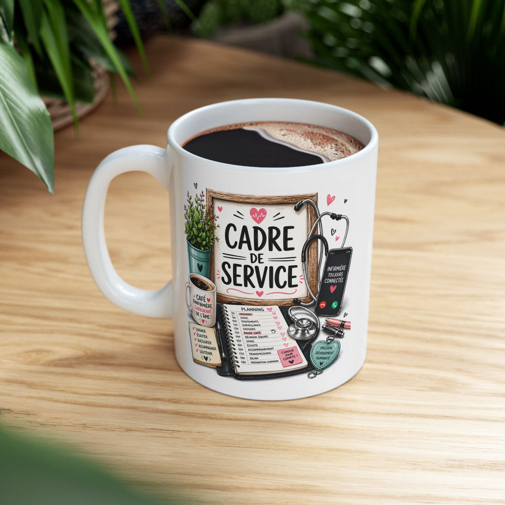 Mug blanc sur table avec motif “CADRE DE SERVICE”, planning et petits cœurs